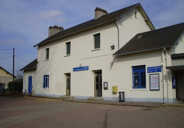 1200px-Gare_de_Marolles-en-Hurepoix_01